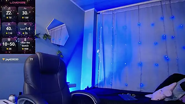 Snapshot of peyton_golden1 chatting on November 1, 3:30 am peyton golden1 online show from November 1, 3:30 am