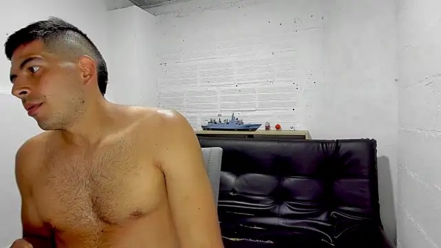 Snapshot of Himoreno25 chatting on December 10, 3:52 am Himoreno25 online show from December 10, 3:52 am