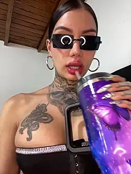 Snapshot of Zaratattoox chatting on March 22, 10:46 pm Zaratattoox online show from March 22, 10:46 pm