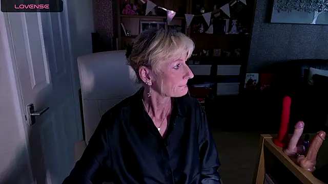 Snapshot of TopazCamgirl chatting on December 13, 1:12 pm TopazCamgirl online show from December 13, 1:12 pm