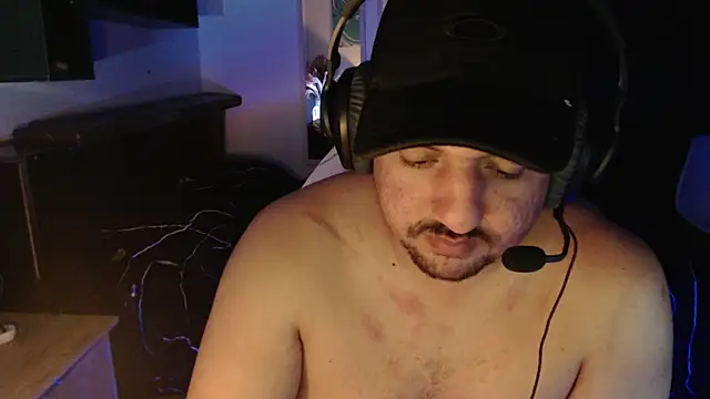 Snapshot of arthur_94 chatting on February 6, 12:33 am arthur 94 online show from February 6, 12:33 am