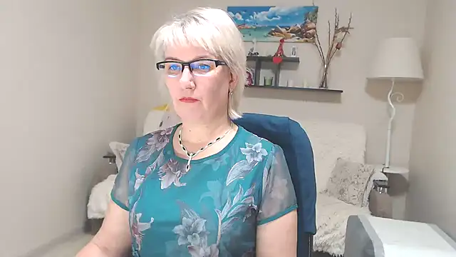 Snapshot of FleurMays chatting on December 4, 4:43 am FleurMays online show from December 4, 4:43 am