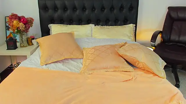 Snapshot of Goddess_Squirt_ chatting on October 16, 3:18 am Goddess Squirt  online show from October 16, 3:18 am