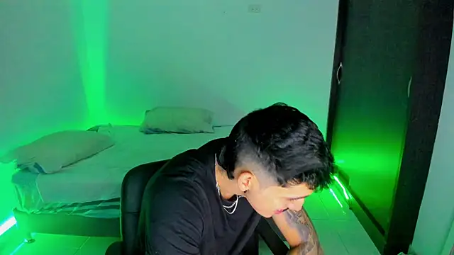 Snapshot of OliverBennet chatting on January 18, 11:44 pm OliverBennet online show from January 18, 11:44 pm