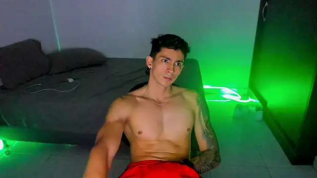 Snapshot of OliverBennet chatting on February 19, 4:12 am OliverBennet online show from February 19, 4:12 am