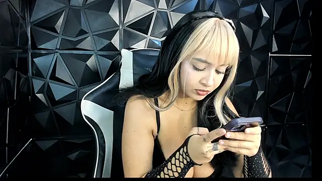 Snapshot of HelueHorny13 chatting on October 3, 4:31 am HelueHorny13 online show from October 3, 4:31 am