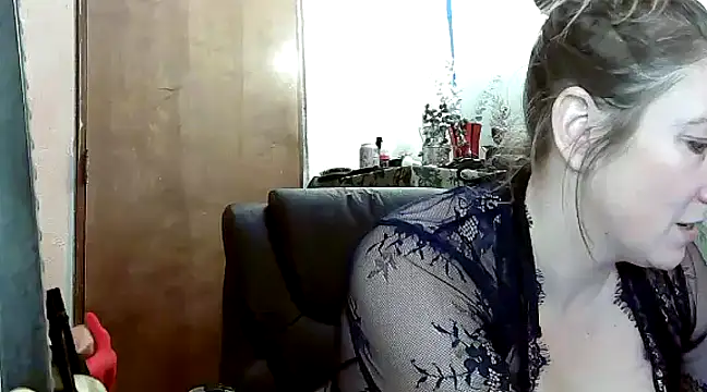 Snapshot of lilyhornyhousewife chatting on December 16, 4:55 am lilyhornyhousewife online show from December 16, 4:55 am