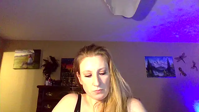 Snapshot of lilyhornyhousewife chatting on January 13, 3:23 am lilyhornyhousewife online show from January 13, 3:23 am