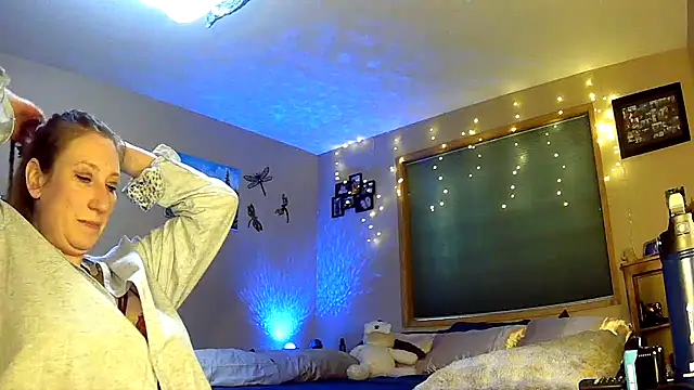 Snapshot of lilyhornyhousewife chatting on January 21, 5:20 pm lilyhornyhousewife online show from January 21, 5:20 pm