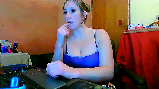 Snapshot of lilyhornyhousewife chatting on February 9, 4:46 am lilyhornyhousewife online show from February 9, 4:46 am
