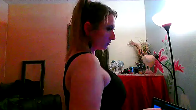 Snapshot of lilyhornyhousewife chatting on February 12, 12:01 pm lilyhornyhousewife online show from February 12, 12:01 pm