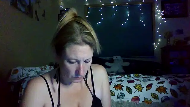 Snapshot of lilyhornyhousewife chatting on September 28, 10:42 am lilyhornyhousewife online show from September 28, 10:42 am