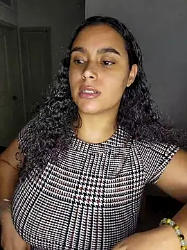 Snapshot of cinnaminnie chatting on January 6, 8:12 pm cinnaminnie online show from January 6, 8:12 pm