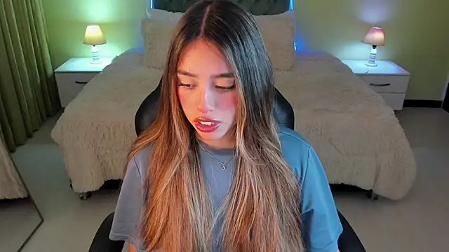 Snapshot of _Charlotte_evans_1 chatting on March 8, 5:33 am Charlotte evans 1 online show from March 8, 5:33 am