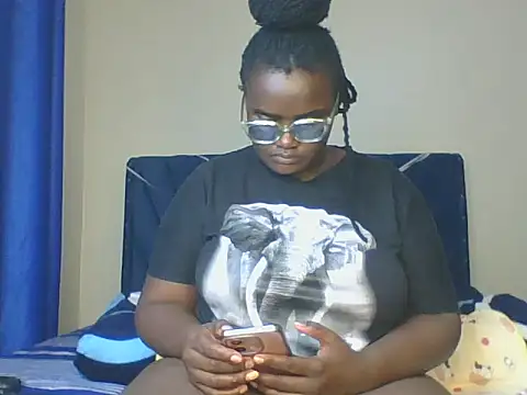 Snapshot of Montel_Montel_ chatting on February 3, 8:35 pm Montel Montel online show from February 3, 8:35 pm