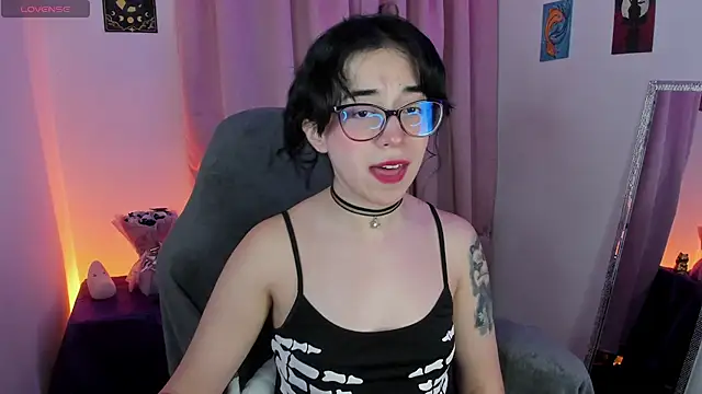 Snapshot of indra_cam chatting on April 9, 4:23 am indra cam online show from April 9, 4:23 am