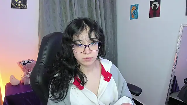 Snapshot of indra_cam chatting on May 5, 4:42 am indra cam online show from May 5, 4:42 am
