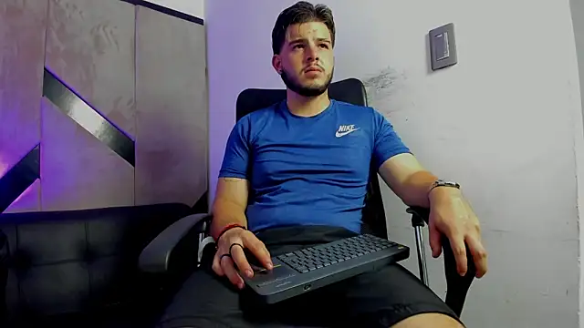 danielclarton1 online show from September 23, 11:41 pm