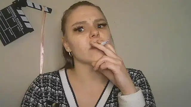 Snapshot of PetiteB_Official chatting on February 9, 3:00 am PetiteB Official online show from February 9, 3:00 am