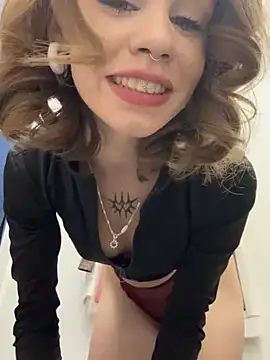 Snapshot of Street_young chatting on December 14, 2:21 pm Street young online show from December 14, 2:21 pm