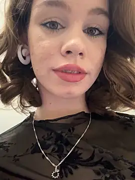 Snapshot of Street_young chatting on December 22, 1:55 pm Street young online show from December 22, 1:55 pm