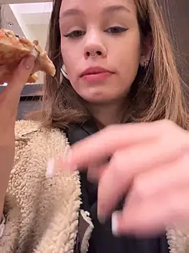 Snapshot of Street_young chatting on February 14, 2:44 pm Street young online show from February 14, 2:44 pm