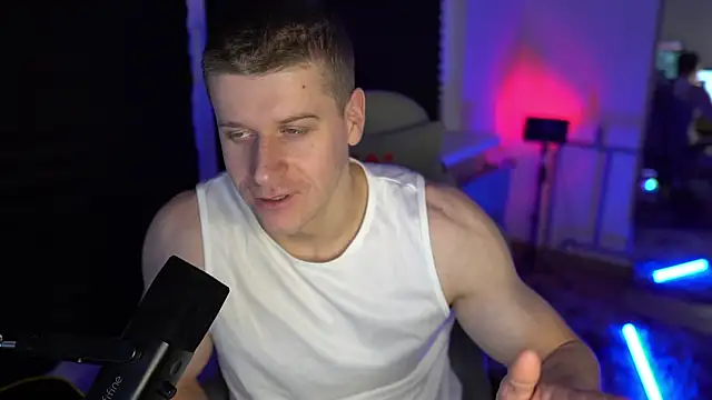 Snapshot of Bruno_Banani chatting on October 17, 8:11 pm Bruno Banani online show from October 17, 8:11 pm