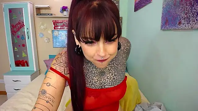 Snapshot of LolaRouse chatting on December 4, 7:34 pm LolaRouse online show from December 4, 7:34 pm