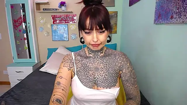 Snapshot of LolaRouse chatting on December 10, 9:11 pm LolaRouse online show from December 10, 9:11 pm