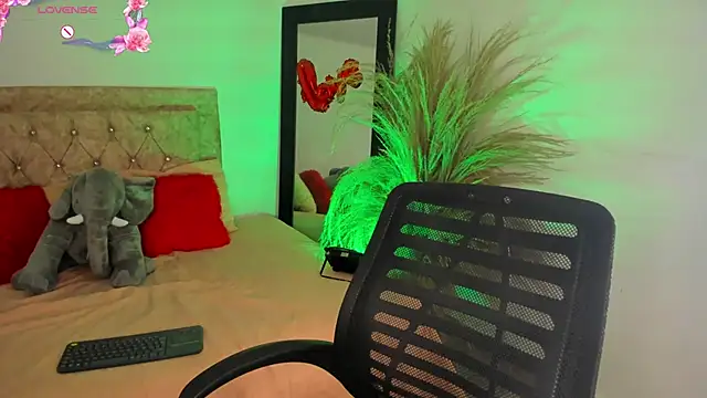 Snapshot of Rihana_hot01 chatting on March 21, 12:40 am Rihana hot01 online show from March 21, 12:40 am