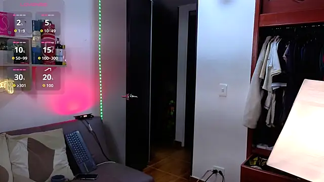 Snapshot of elian_r chatting on October 25, 5:15 am elian r online show from October 25, 5:15 am