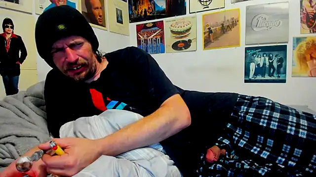 Snapshot of cloudyystar666 chatting on December 15, 9:13 am cloudyystar666 online show from December 15, 9:13 am