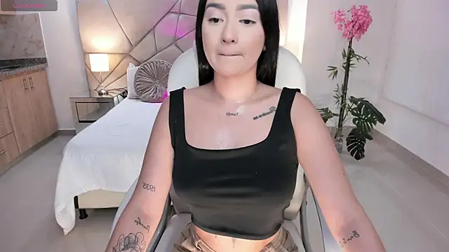 amelie jhons online show from December 17, 10:05 pm