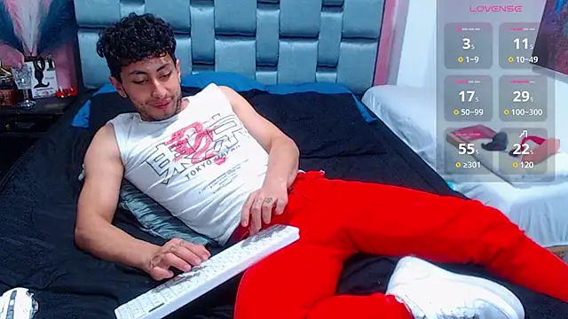 Snapshot of Piggy_Eddy chatting on December 9, 3:18 am Piggy Eddy online show from December 9, 3:18 am