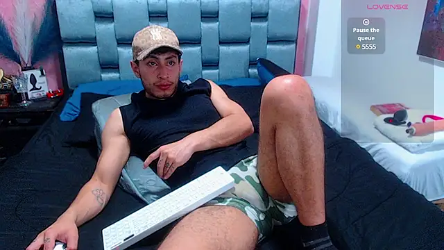 Snapshot of Piggy_Eddy chatting on December 10, 2:48 am Piggy Eddy online show from December 10, 2:48 am