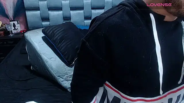 Snapshot of Piggy_Eddy chatting on December 11, 1:28 pm Piggy Eddy online show from December 11, 1:28 pm