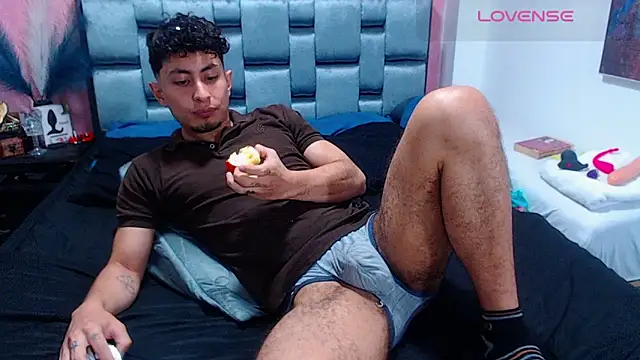 Snapshot of Piggy_Eddy chatting on December 14, 2:21 pm Piggy Eddy online show from December 14, 2:21 pm