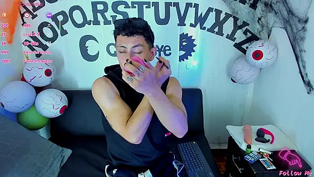 Snapshot of Piggy_Eddy chatting on October 23, 8:29 pm Piggy Eddy online show from October 23, 8:29 pm