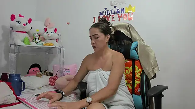 Snapshot of GatitaSexy_Hotwet4u chatting on December 5, 11:18 pm GatitaSexy Hotwet4u online show from December 5, 11:18 pm