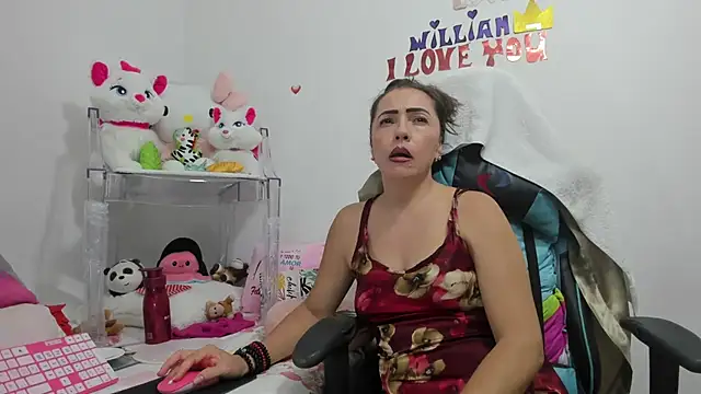 Snapshot of GatitaSexy_Hotwet4u chatting on December 10, 11:30 pm GatitaSexy Hotwet4u online show from December 10, 11:30 pm