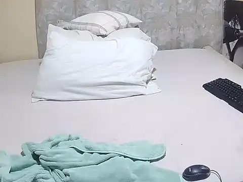 Snapshot of slender_sweet chatting on May 7, 11:04 am slender sweet online show from May 7, 11:04 am