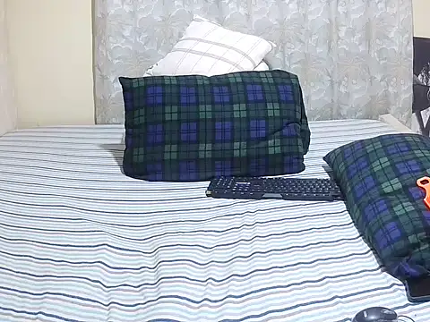 Snapshot of slender_sweet chatting on May 15, 10:11 am slender sweet online show from May 15, 10:11 am