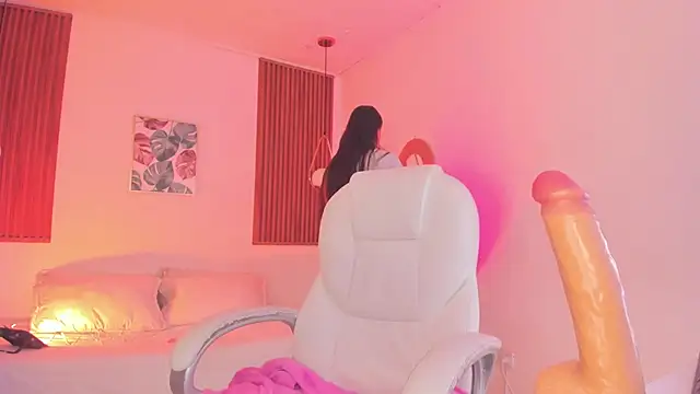 TiffanyWright online show from November 4, 11:20 am