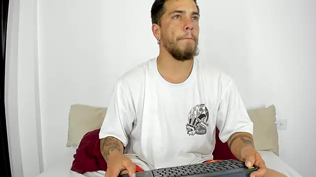 Snapshot of Beard_xox chatting on December 11, 9:34 pm Beard xox online show from December 11, 9:34 pm