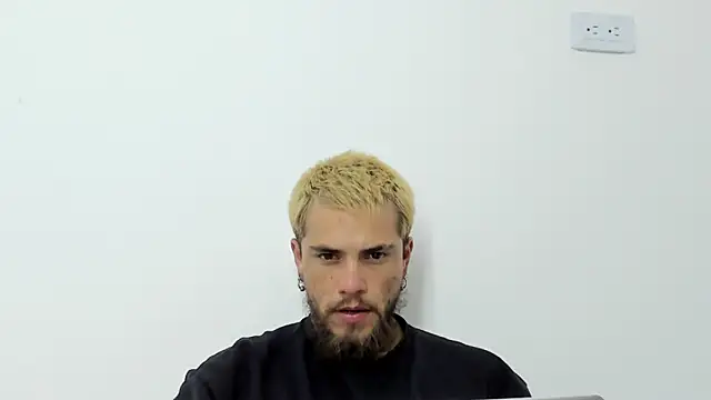 Snapshot of Beard_xox chatting on June 20, 2:25 am Beard xox online show from June 20, 2:25 am