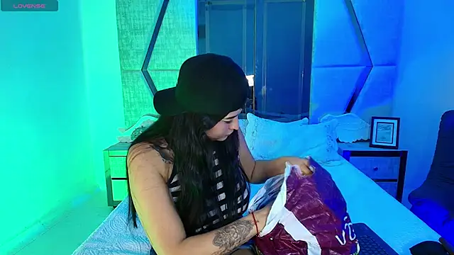 TifanyWhite  online show from December 2, 9:06 pm