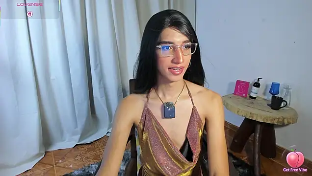 Snapshot of CharlotteLauren chatting on March 30, 10:22 pm CharlotteLauren online show from March 30, 10:22 pm