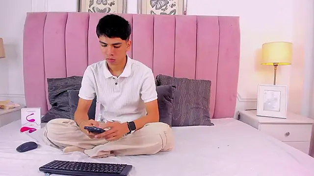 Snapshot of Santy_carrington chatting on March 4, 7:53 pm Santy carrington online show from March 4, 7:53 pm