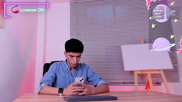 Snapshot of Santy_carrington chatting on April 1, 7:44 pm Santy carrington online show from April 1, 7:44 pm