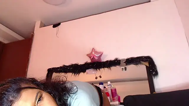 Snapshot of DaniBoom12 chatting on February 18, 1:54 am DaniBoom12 online show from February 18, 1:54 am